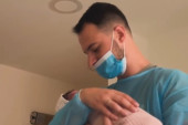 Porodila se zvezda "Granda": Ponosni tata ne ispušta ćerku! (FOTO)