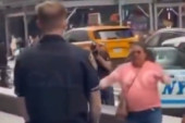 Žena nožem napala dve osobe na Tajms skveru, policija je ubila! (VIDEO)