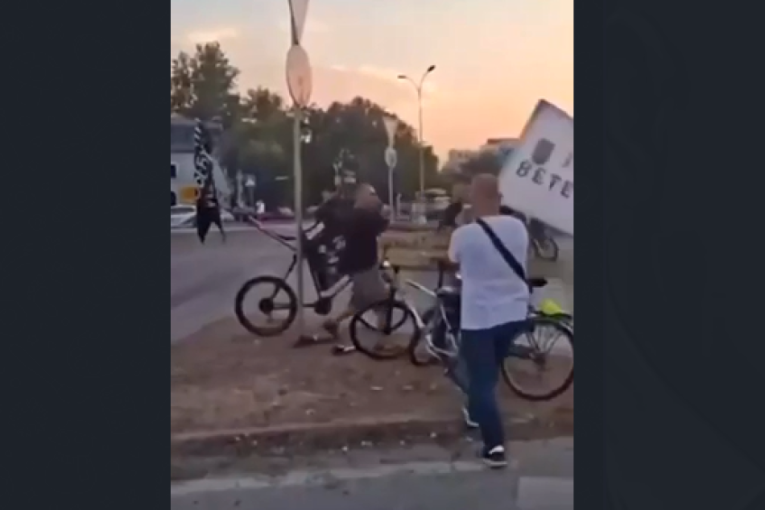 Blokaderi potpuno poludeli! Jedan napao nasred ulice, a onda je neko uzviknuo - "pa, to su vaši!" (VIDEO)