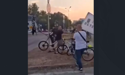 Blokaderi potpuno poludeli! Jedan napao nasred ulice, a onda je neko uzviknuo - "pa, to su vaši!" (VIDEO)