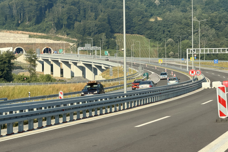 Teška nezgoda na auto-putu kod Pojata: Formirana dugačka kolona, očevici kažu - nastradao je motociklista