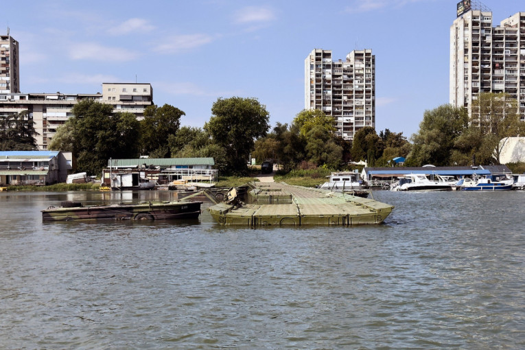 Kraj sezone na Lidu: Vojska Srbije rasklopila pontonski most preko Dunava (FOTO)