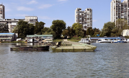 Kraj sezone na Lidu: Vojska Srbije rasklopila pontonski most preko Dunava (FOTO)