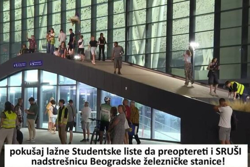 Skandalozne scene na Prokopu! Blokaderi se popeli na nadstrešnicu, pa vandalizovali stanicu (FOTO)