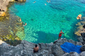 Ovde nema ni ležaljki, samo tirkizno more i kaskadne stene: Rt Veslo jedna je od najlepših plaža u Crnoj Gori - evo gde se nalazi (FOTO)