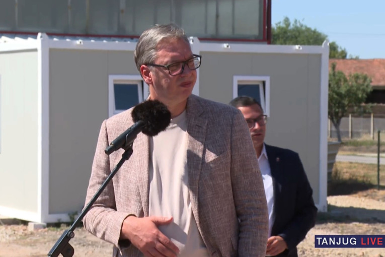 Vučić obišao porodicu Kavai - pitao decu da li im nešto nedostaje, pa otkrio: Doneo sam pomoć, ali to ćemo kad novinari odu (VIDEO)