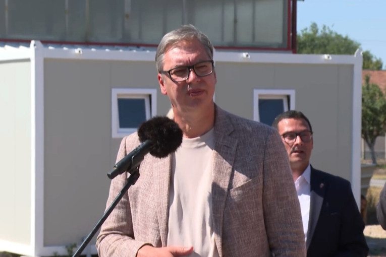 Vučić počeo posetu Severnobanatskom okrugu: Obilazi preduzeće Artis 1973 u Ruskom selu
