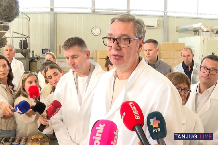 Vučić obišao porodicu Kavai - pitao decu da li im nešto nedostaje, pa otkrio: Doneo sam pomoć, ali to ćemo kad novinari odu (VIDEO)