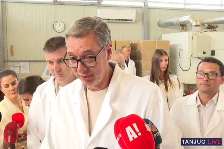 Vučić obišao porodicu Kavai - pitao decu da li im nešto nedostaje, pa otkrio: Doneo sam pomoć, ali to ćemo kad novinari odu (VIDEO)