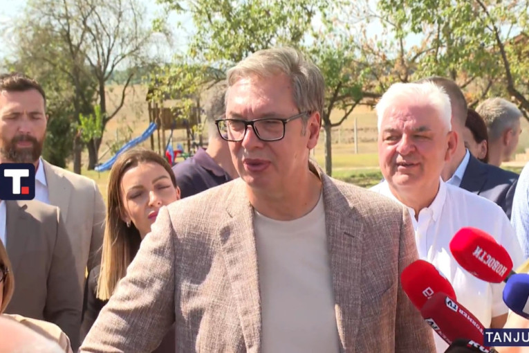 Vučić obišao porodicu Kavai - pitao decu da li im nešto nedostaje, pa otkrio: Doneo sam pomoć, ali to ćemo kad novinari odu (VIDEO)
