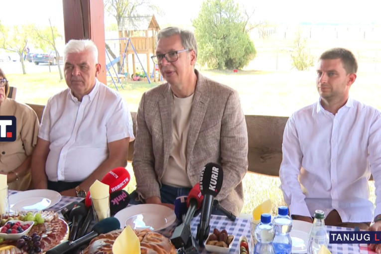 Vučić obišao porodicu Kavai - pitao decu da li im nešto nedostaje, pa otkrio: Doneo sam pomoć, ali to ćemo kad novinari odu (VIDEO)