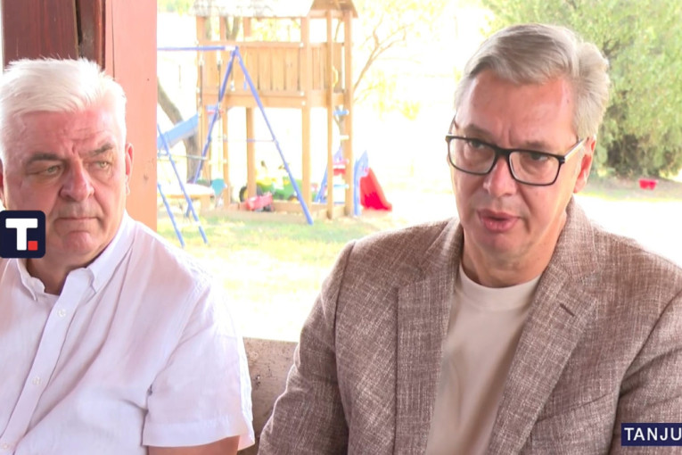 Vučić obišao porodicu Kavai - pitao decu da li im nešto nedostaje, pa otkrio: Doneo sam pomoć, ali to ćemo kad novinari odu (VIDEO)