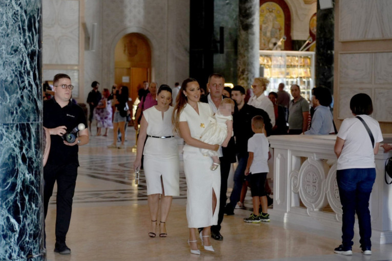 Prija i Filip krstili ćerku Ariju na prvi rođendan: U Hram Svetog Save je doveli u belom, pevač je držao tokom ceremonije!