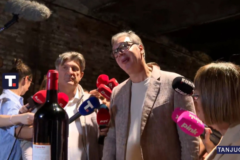 Vučić obišao porodicu Kavai - pitao decu da li im nešto nedostaje, pa otkrio: Doneo sam pomoć, ali to ćemo kad novinari odu (VIDEO)