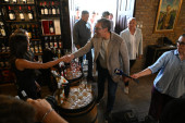 Pred Vučića stavili čuveno vino, on ga probao pa poručio ovo: Domaćinima odmah dao i važan savet