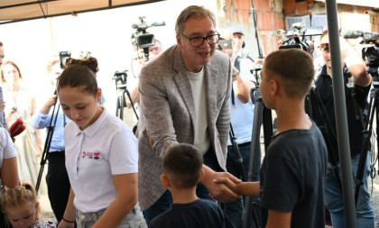 Vučić obišao porodicu Kavai - pitao decu da li im nešto nedostaje, pa otkrio: Doneo sam pomoć, ali to ćemo kad novinari odu (VIDEO)