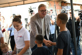 Vučić obišao porodicu Kavai - pitao decu da li im nešto nedostaje, pa otkrio: Doneo sam pomoć, ali to ćemo kad novinari odu (VIDEO)