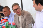 Vučić započeo posetu Severnobačkom okrugu: Prvo obišao osmočlanu porodicu Ćupić na Paliću