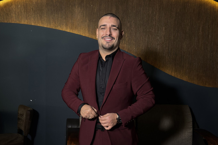 Dosije Darko Lazić - vruće fotke iz teretane! Folker se skinuo, a ženama popadale vilice! (FOTO))