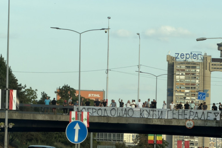 Građani sa poštovanjem stajali na ulicama: Telo Ratka Mladića stiglo na VMA (FOTO/VIDEO)