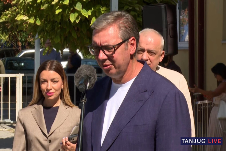 Vučić obilazi Severnobački okrug: Stigao u Suboticu, dočekao ga veliki broj ljudi! (VIDEO)