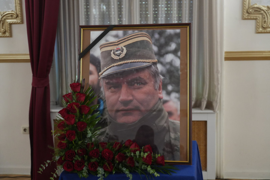 Srbija se oprašta od generala Mladića: Neverovatne scene, hiljade ljudi u koloni ispred Crkve Svetog Luke (FOTO/VIDEO)