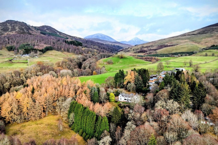 Savršeno mesto za "punjenje baterija": Ovo malo škotsko selo je okruženo bajkovitim šumama i jezerima (FOTO)