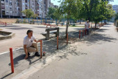 Aktivisti SNS-a nastavljaju da uređuju Novi Beograd: U Bloku 61 sređuju stazu i farbaju stubiće