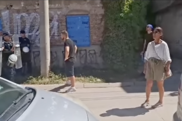 Licemerje blokadera na delu! Brutalno vređaju policajce, a kad zagusti prvi ih dozivaju u pomoć! (VIDEO)