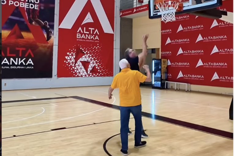 Vučić i Muta izašli na teren! Posle premijere „PodkAVsta“ pao i basket, predsednik pokazao šta zna s loptom (VIDEO)