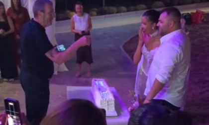 Cobi oženio 17 godina mlađu pevačicu: Tajno se venčali u vinariji (FOTO)