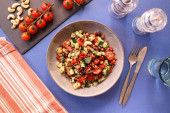 Bez komplikovanja i dugog stajanja kraj šporeta: Ova kus-kus salata sa povrćem idealna je za tople dane (RECEPT)