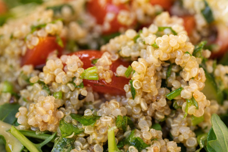 Bez komplikovanja i dugog stajanja kraj šporeta: Ova kus-kus salata sa povrćem idealna je za tople dane (RECEPT)