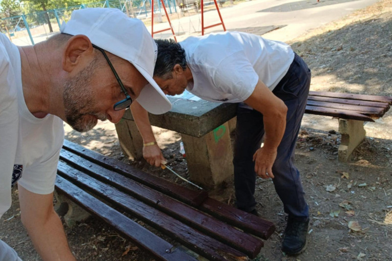 Akcija u Bloku 61 ne staje: Aktivisti SNS-a danas uređuju i farbaju klupe (FOTO)