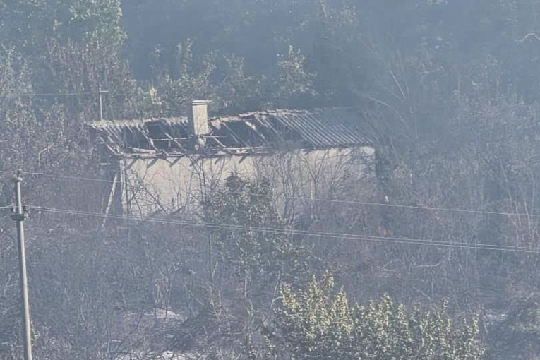 Vatra progutala kuću porodice iz Smederevske Palanke, sve je nestalo za par minuta (FOTO)