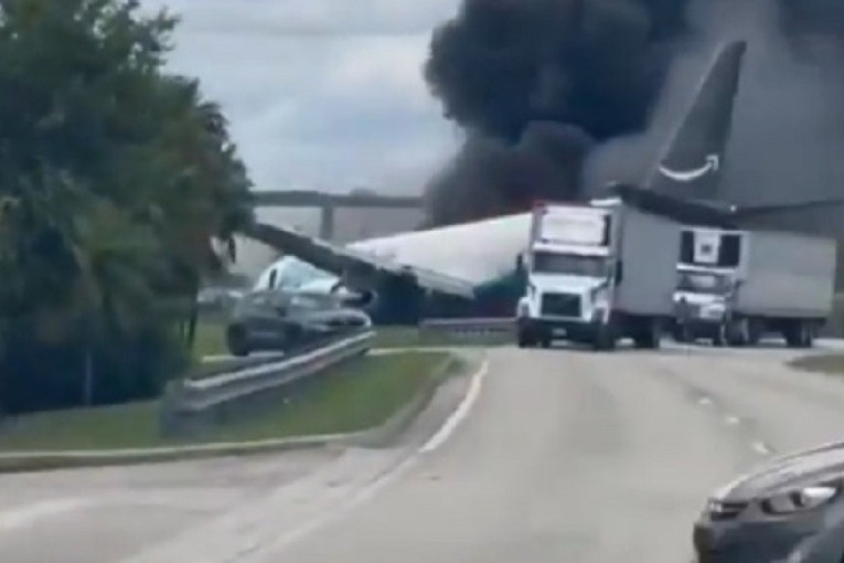 Amazonov avion završio van piste u Majamiju: Gust dim prekrio aerodrom (VIDEO)