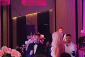 Prekinuli muziku, pa se poljubili: Karleuša i Tošić pred svima pokazali emocije (VIDEO)