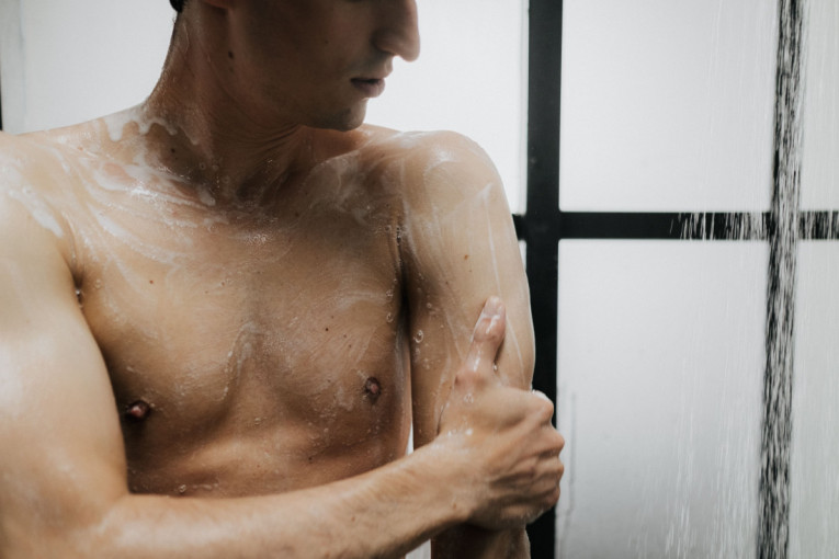 "Pheromone-maxxing" osvaja TikTok: Što manje higijene, to više privlačnosti