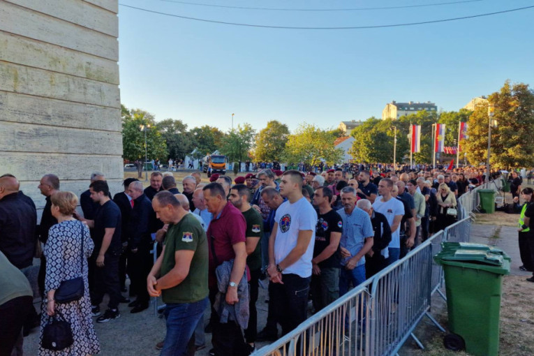 Srbija se oprašta od generala Mladića: Neverovatne scene, hiljade ljudi u koloni ispred Crkve Svetog Luke (FOTO/VIDEO)