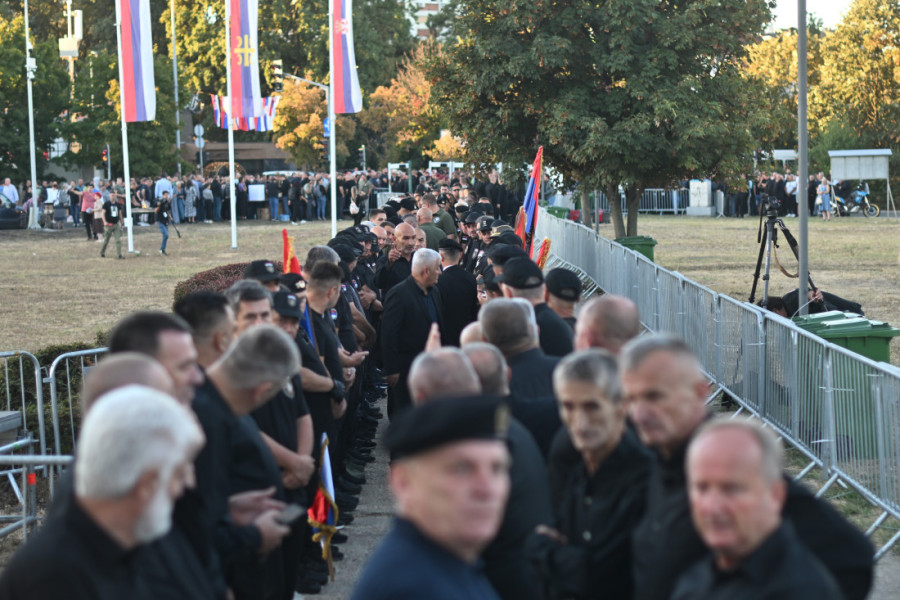 Srbija se oprašta od generala Mladića: Neverovatne scene, hiljade ljudi u koloni ispred Crkve Svetog Luke (FOTO/VIDEO)