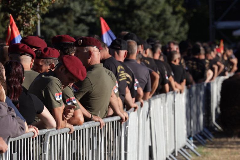 Kapa i sablja na kovčegu Ratka Mladića: Porodica i saborci kraj odra, građani pristižu na Vidikovac! (FOTO GALERIJA)