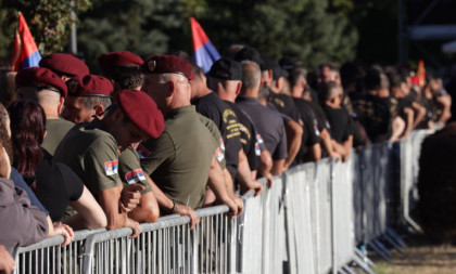 Kapa i sablja na kovčegu Ratka Mladića: Porodica i saborci kraj odra, građani pristižu na Vidikovac! (FOTO GALERIJA)