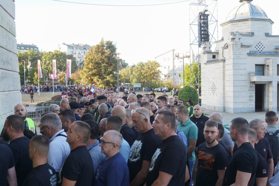Kapa i sablja na kovčegu Ratka Mladića: Porodica i saborci kraj odra, građani pristižu na Vidikovac! (FOTO GALERIJA)