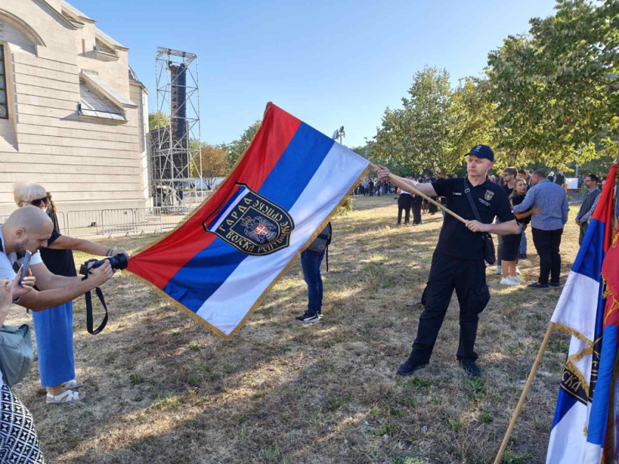Srbija se oprašta od generala Mladića: Neverovatne scene, hiljade ljudi u koloni ispred Crkve Svetog Luke (FOTO/VIDEO)