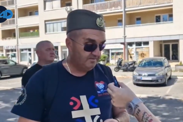 Slepi ratni veteran došao iz Srpske da isprati Mladića: Pred kamerom 24sedam nije mogao da zadrži suze (VIDEO)