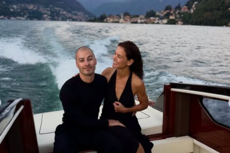 Kejti Holms (47) blista pored novog dečka: Fotografije sa odmora oduševile sve, ona u belom bikiniju (FOTO)