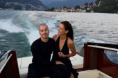 Kejti Holms (47) blista pored novog dečka: Fotografije sa odmora oduševile sve, ona u belom bikiniju (FOTO)