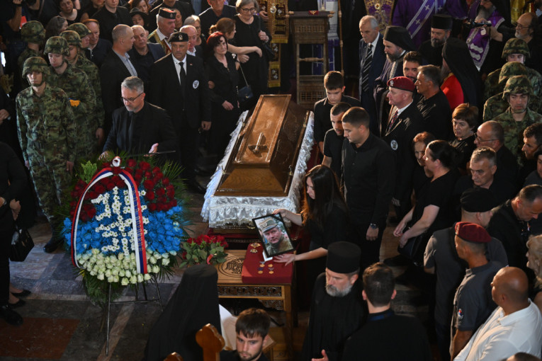 Sramna provokacija blokadera dok je Srbija ispraćala Ratka Mladića! Ovo ne sme da se zaboravi (VIDEO)