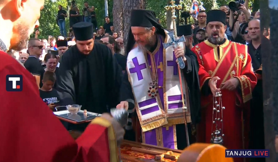 „Putuj, oče, putuj, komandante“: Darko Mladić se slomio u suzama dok se opraštao od oca (FOTO/VIDEO)