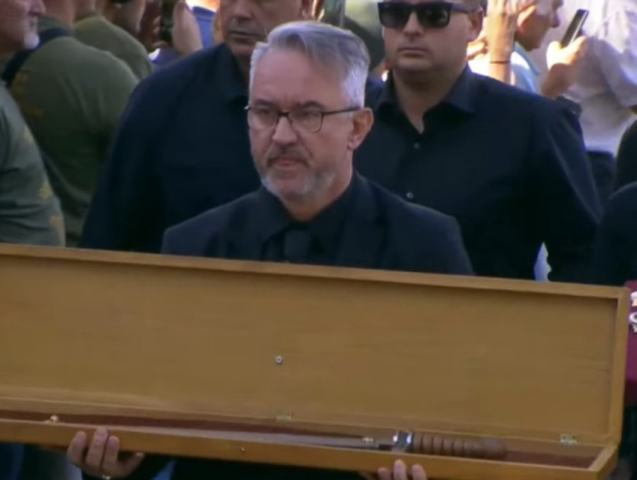 „Putuj, oče, putuj, komandante“: Darko Mladić se slomio u suzama dok se opraštao od oca (FOTO/VIDEO)